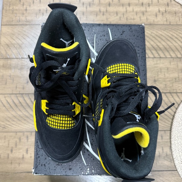 Air jordan retro 4 ‘thunder’ 2023